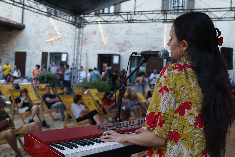 Allieva Cluster suona il pianoforte